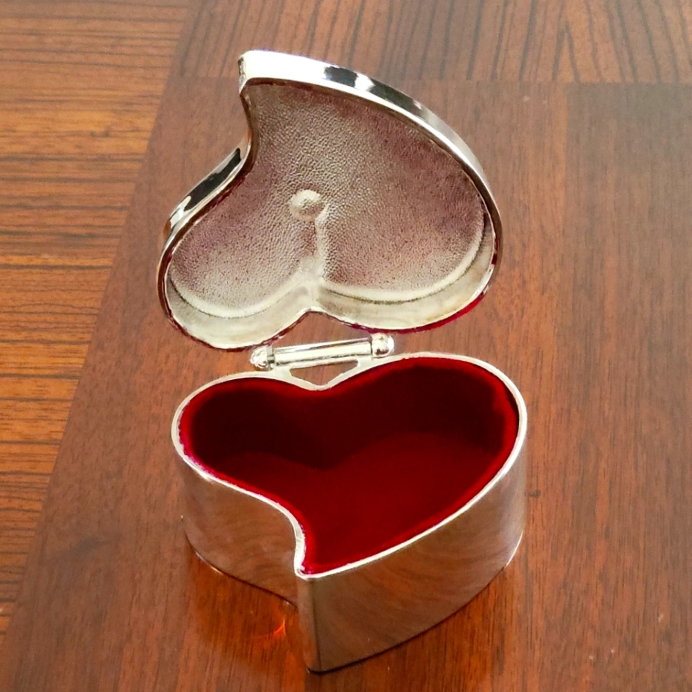 Silver Plated  Heart-Shaped Small Trinket Jewelry  Box